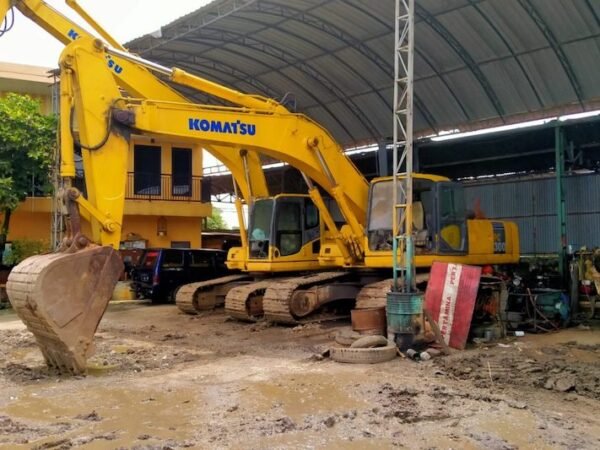 Sewa-Excavator-Komatsu-PC-300-Rental-01